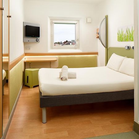 Ibis Budget London Hounslow Extérieur photo