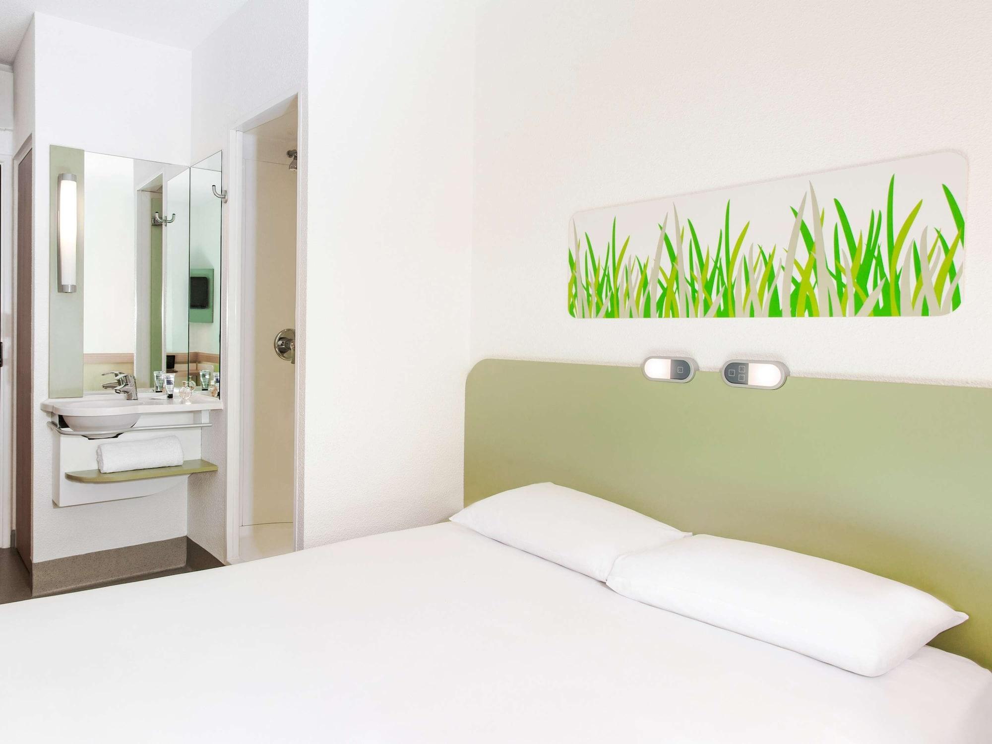 Ibis Budget London Hounslow Extérieur photo