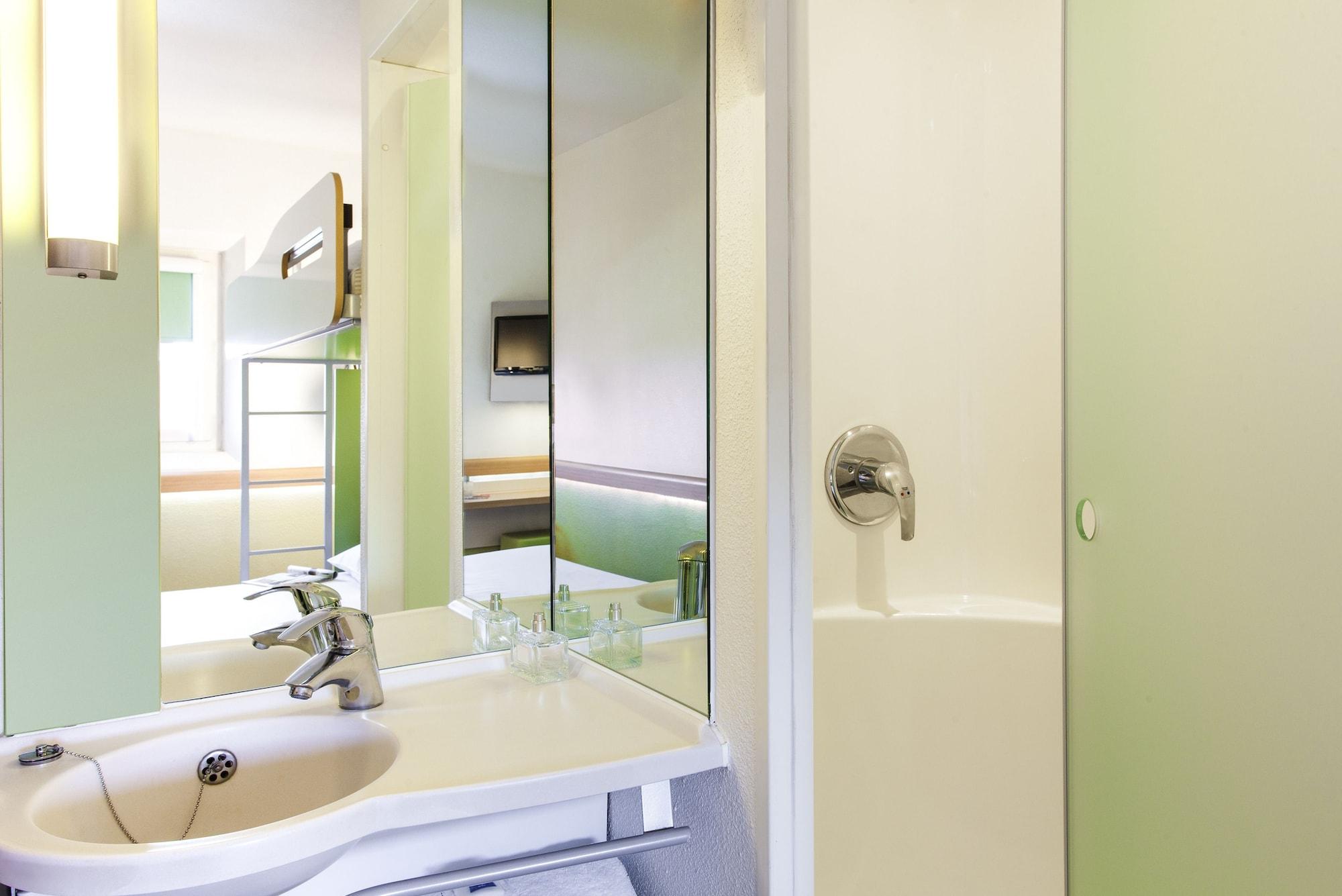 Ibis Budget London Hounslow Extérieur photo