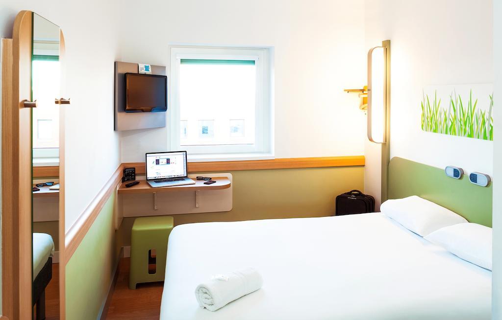 Ibis Budget London Hounslow Extérieur photo