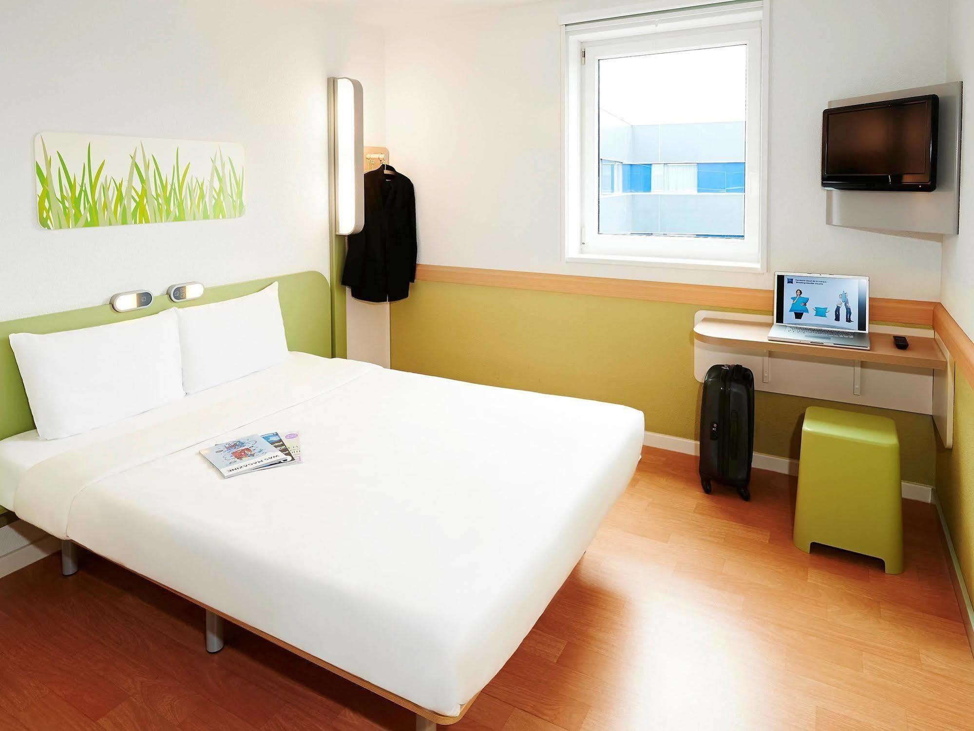 Ibis Budget London Hounslow Extérieur photo