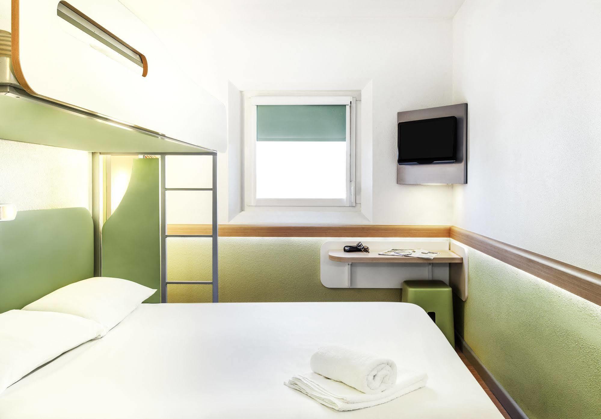 Ibis Budget London Hounslow Extérieur photo