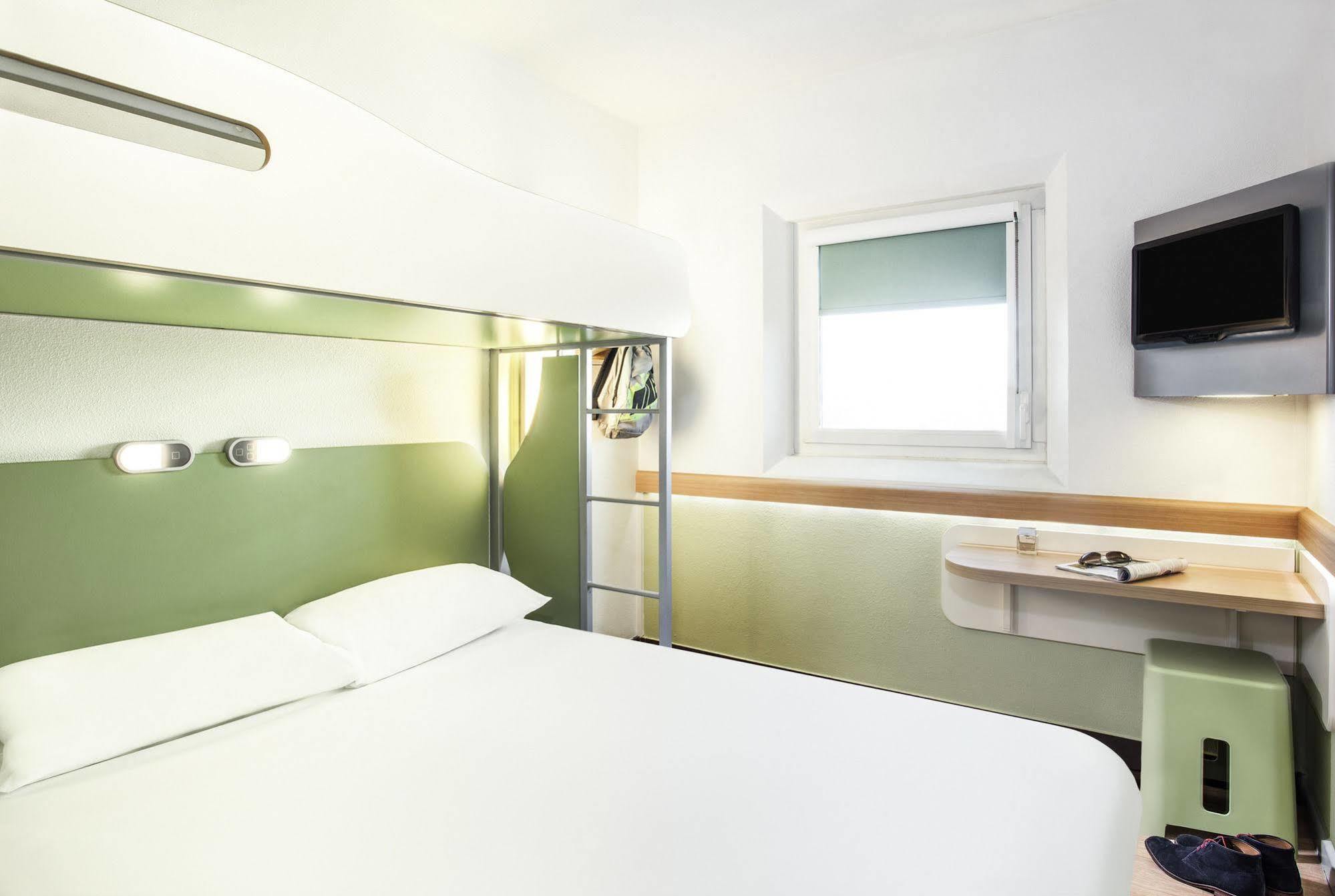 Ibis Budget London Hounslow Extérieur photo