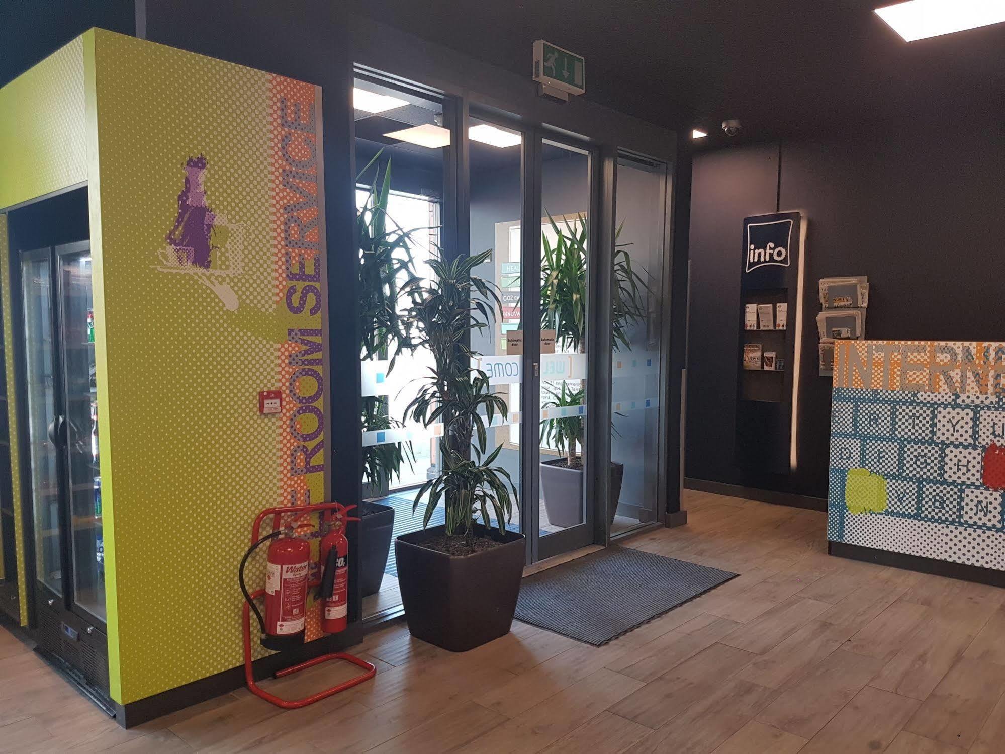 Ibis Budget London Hounslow Extérieur photo